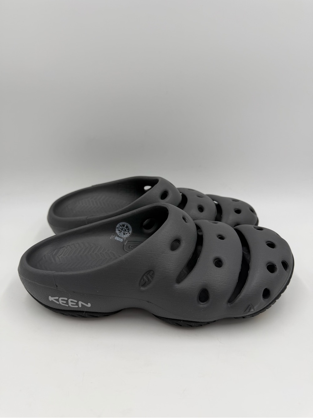KEEN Yogui Magnet Black Slip On Clogs Mules Comfort Sandals Women’s Size 9 US